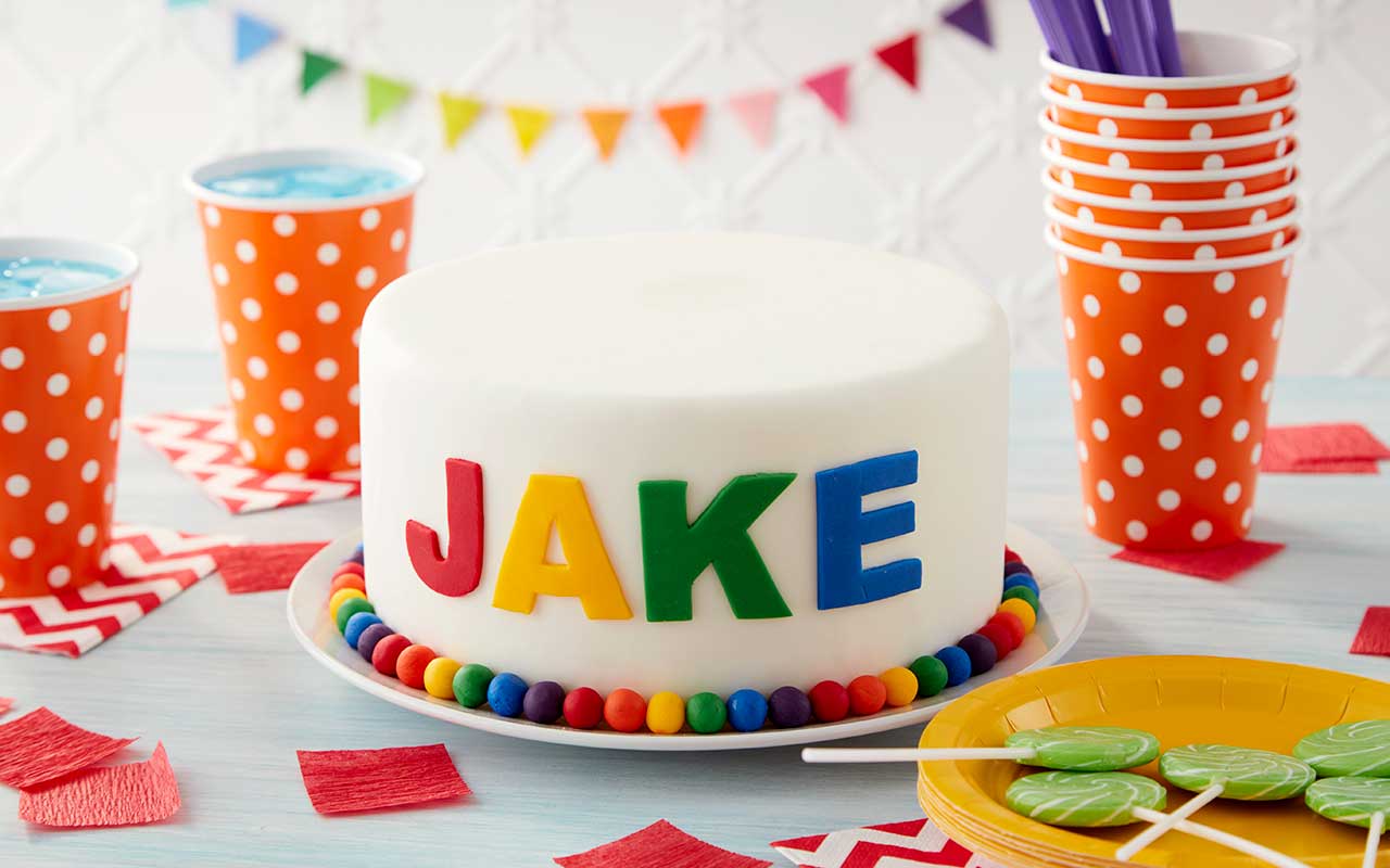 Hvordan kle en kake med marsipan eller fondant