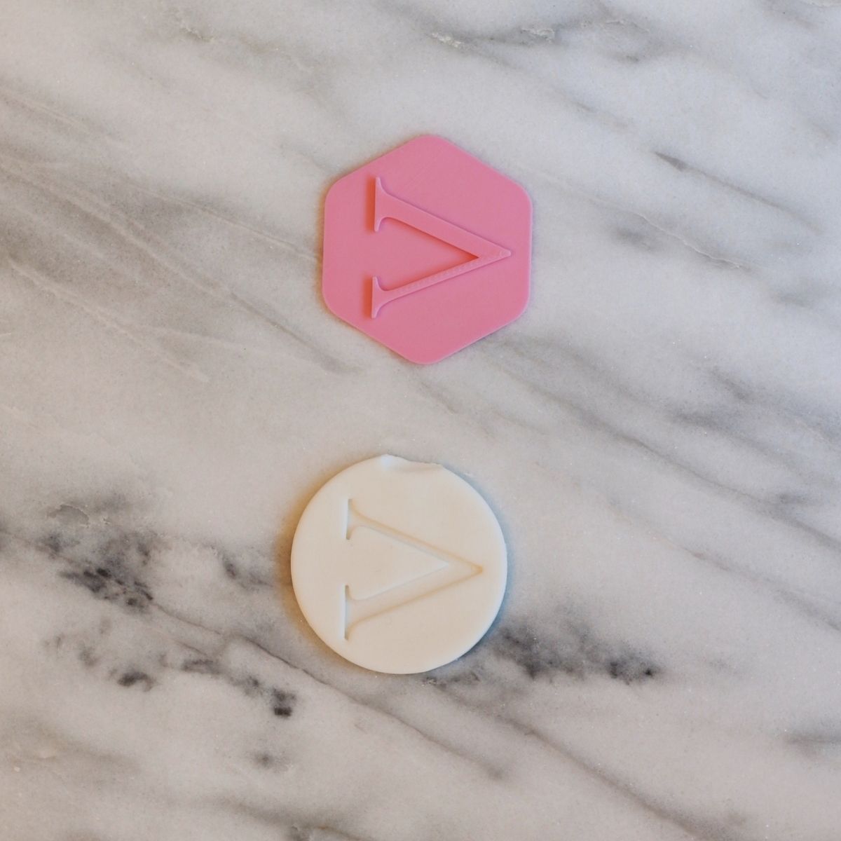 Fondantstempel Bokstav V, ca. 4 cm