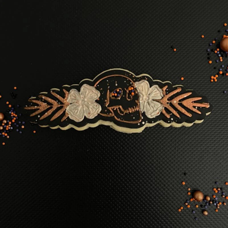 Hodeskalle med blomster utstikker og embosser 2