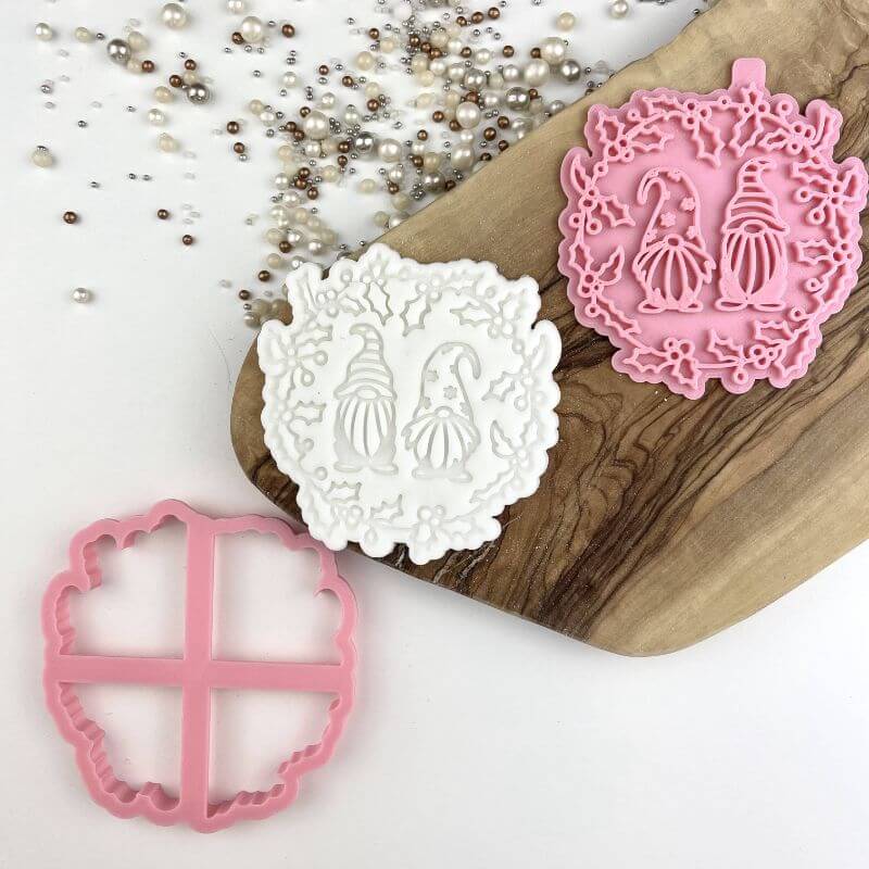 Utstikker og stempel nisser i krans