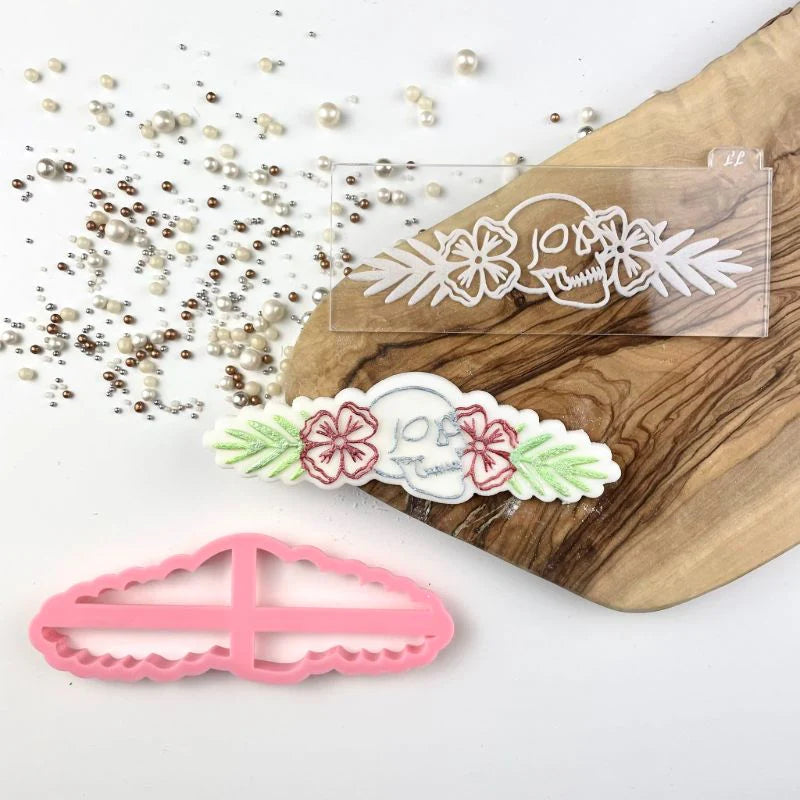 Hodeskalle med blomster utstikker og embosser