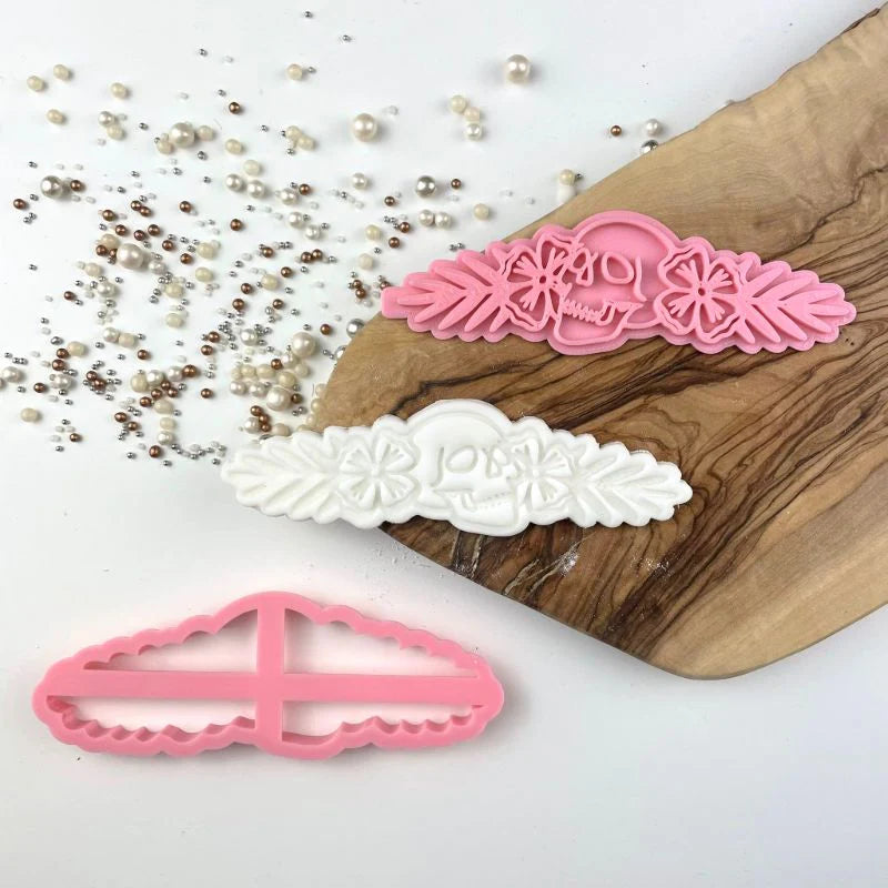 Hodeskalle med blomster utstikker og stempel