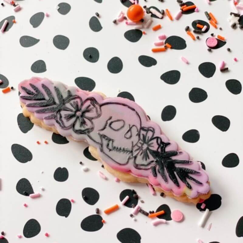 Hodeskalle med blomster utstikker og embosser 3