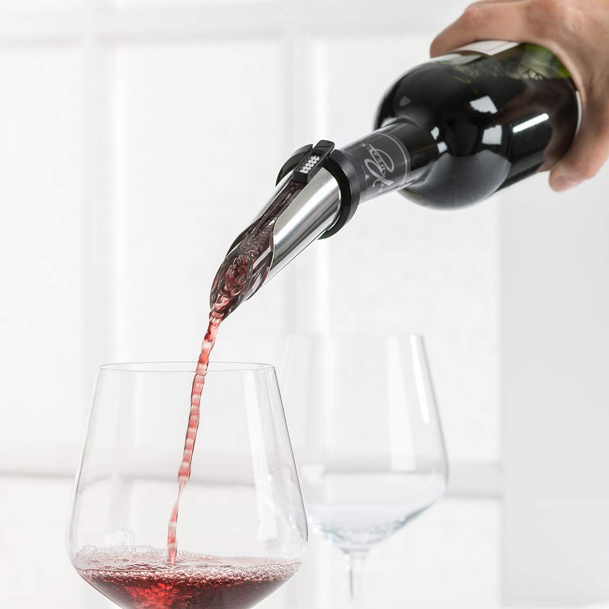 Helletut med dekanter og kjøling for vin